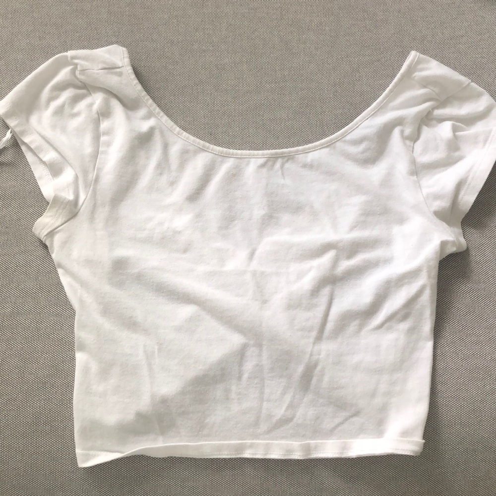 Cute white cropped top w crossed back!